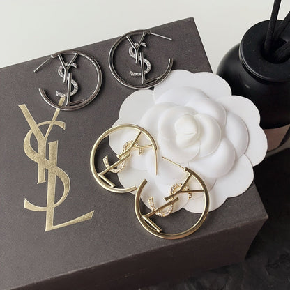 Boucles d'oreilles créoles rétro tendance avec logo en diamant