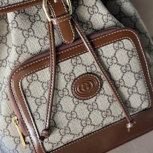 Mochila con G entrelazadas