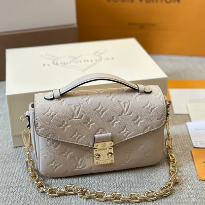Bolso bandolera mini de piel repujada