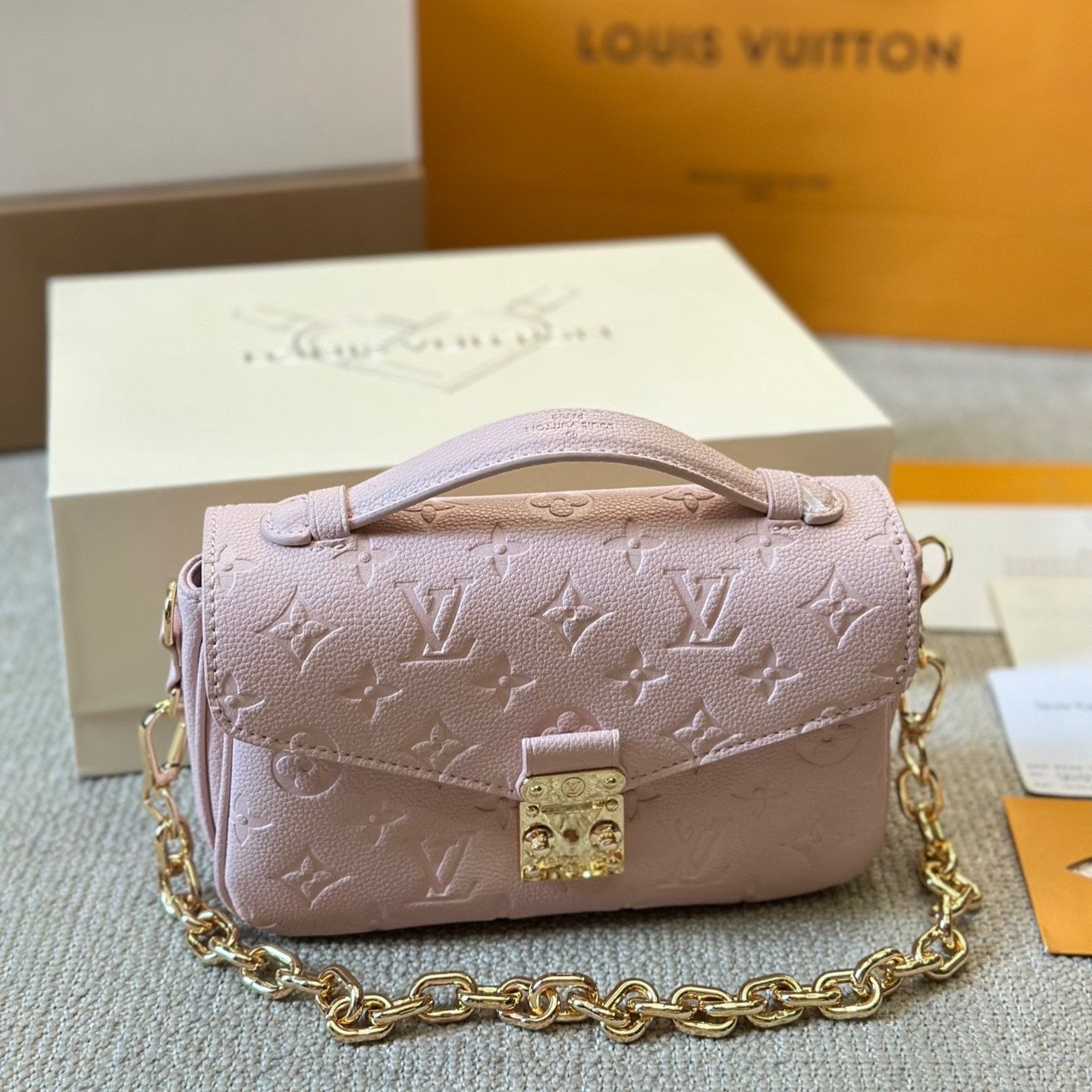 Bolso bandolera mini de piel repujada