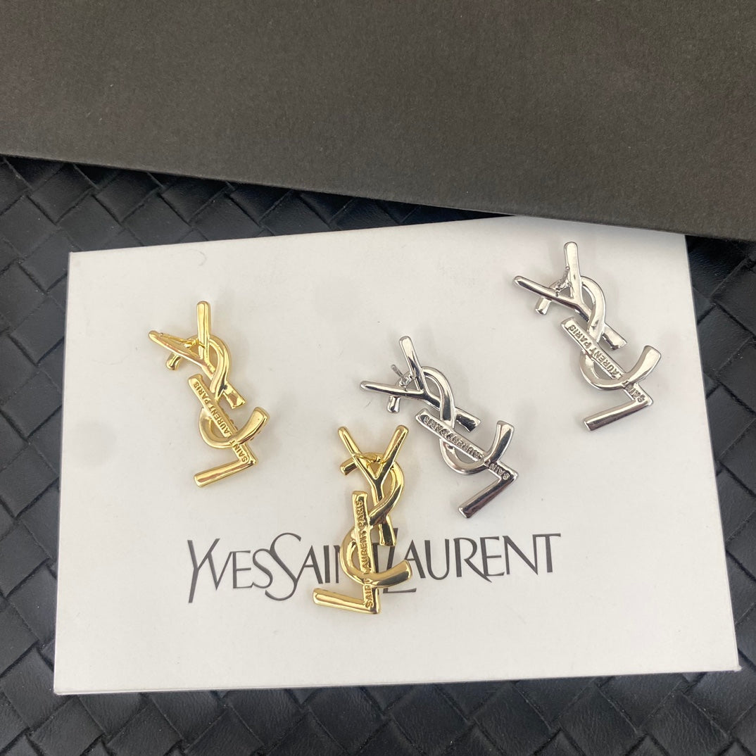 Boucles d'oreilles en métal avec logo diamant