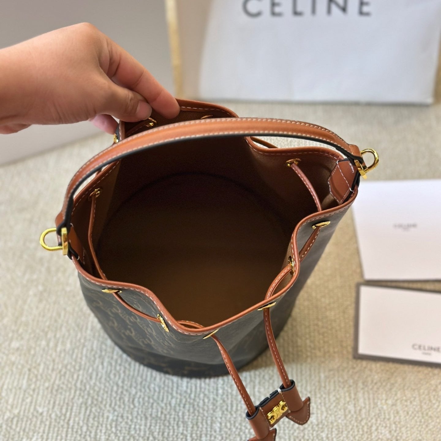 Bolso cubo con relieve Arc de Triomphe