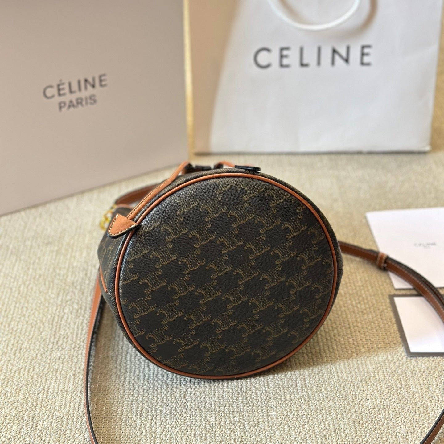 Bolso cubo con relieve Arc de Triomphe