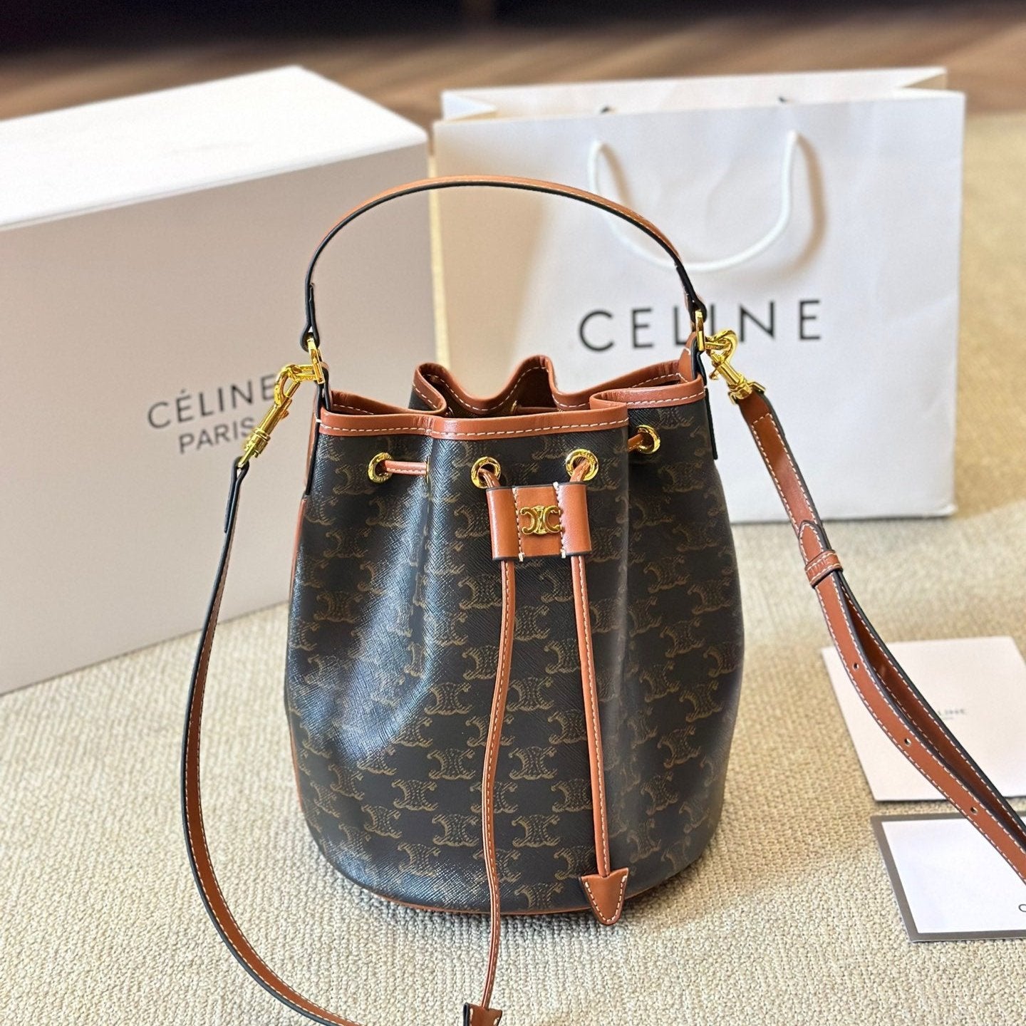 Bolso cubo con relieve Arc de Triomphe