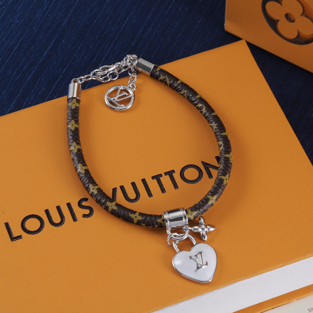 Pulsera de cuero con candado en forma de corazón