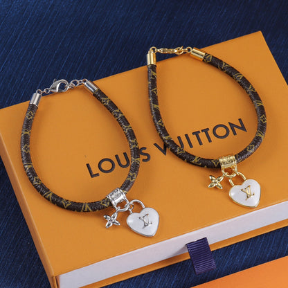Pulsera de cuero con candado en forma de corazón