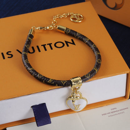Pulsera de cuero con candado en forma de corazón