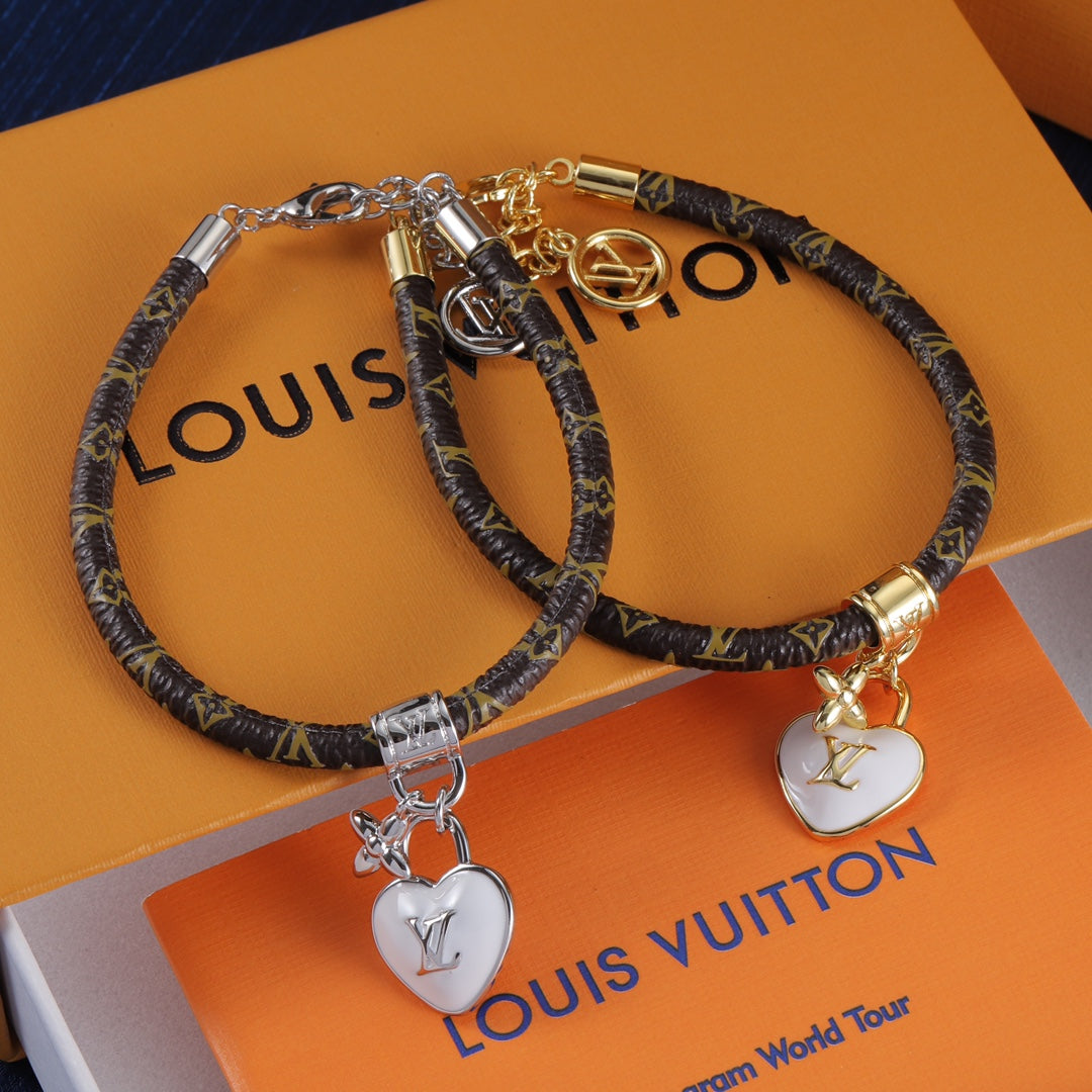 Pulsera de cuero con candado en forma de corazón