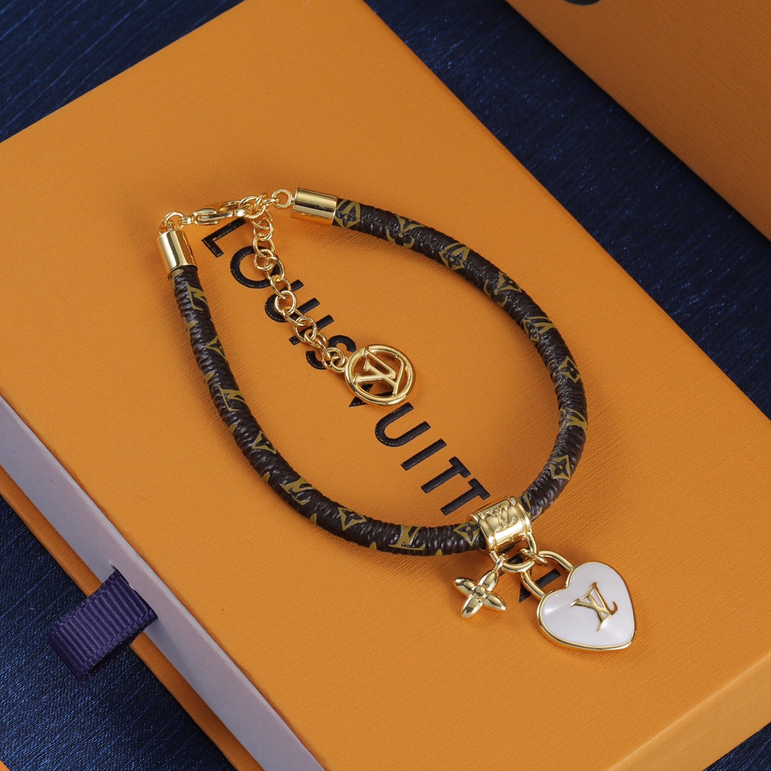 Pulsera de cuero con candado en forma de corazón