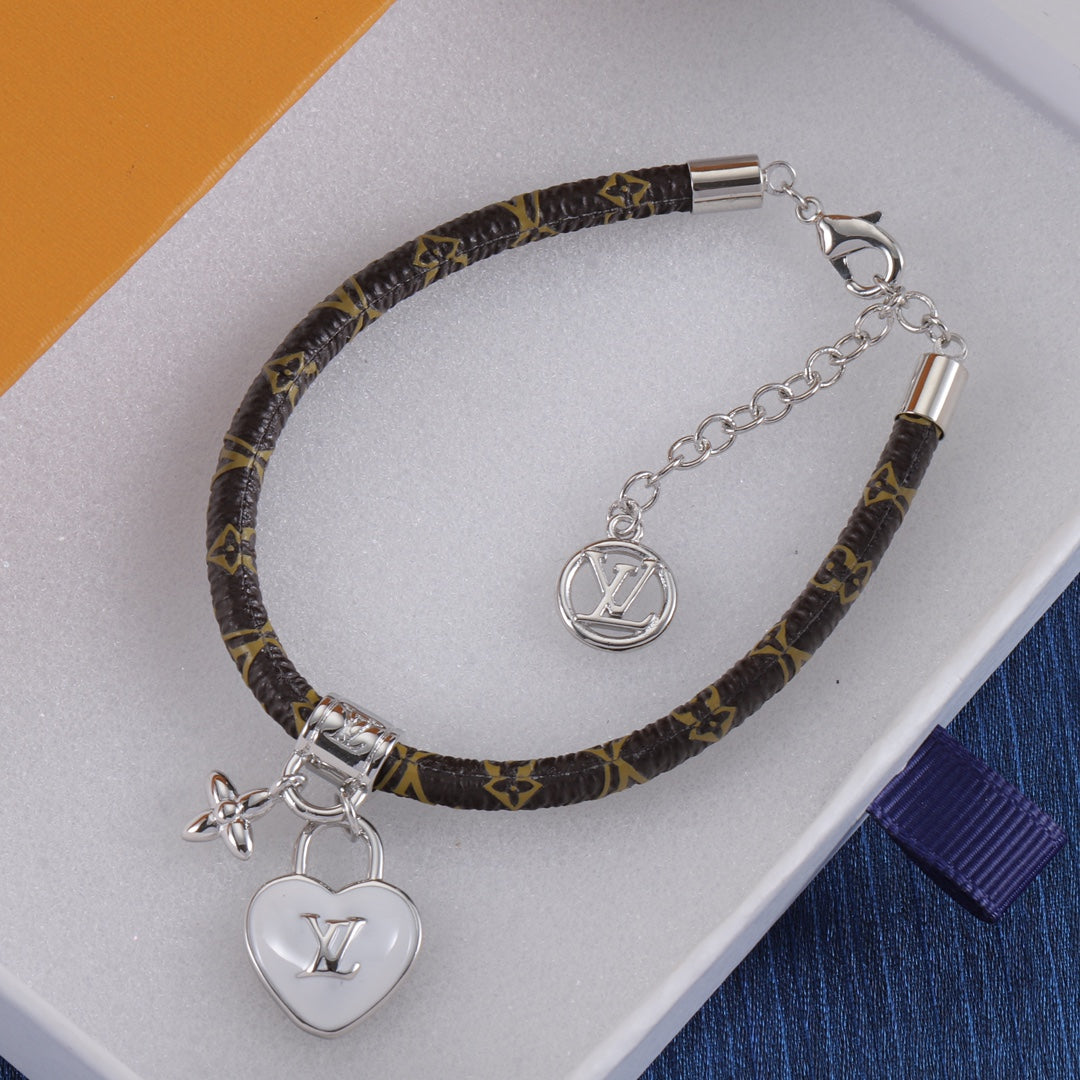 Pulsera de cuero con candado en forma de corazón