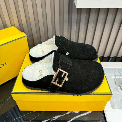 Chaussons en daim fourrés