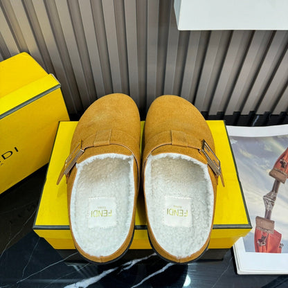 Chaussons en daim fourrés