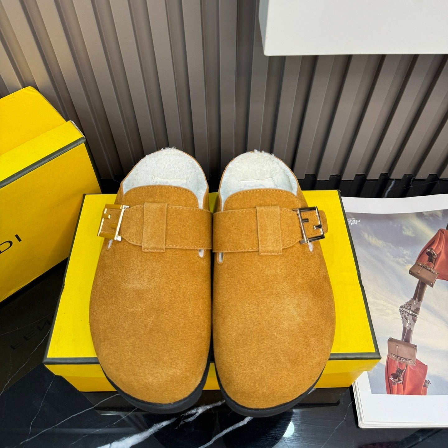Chaussons en daim fourrés