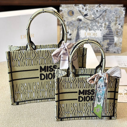 Bolso de mano verde con bordado integral