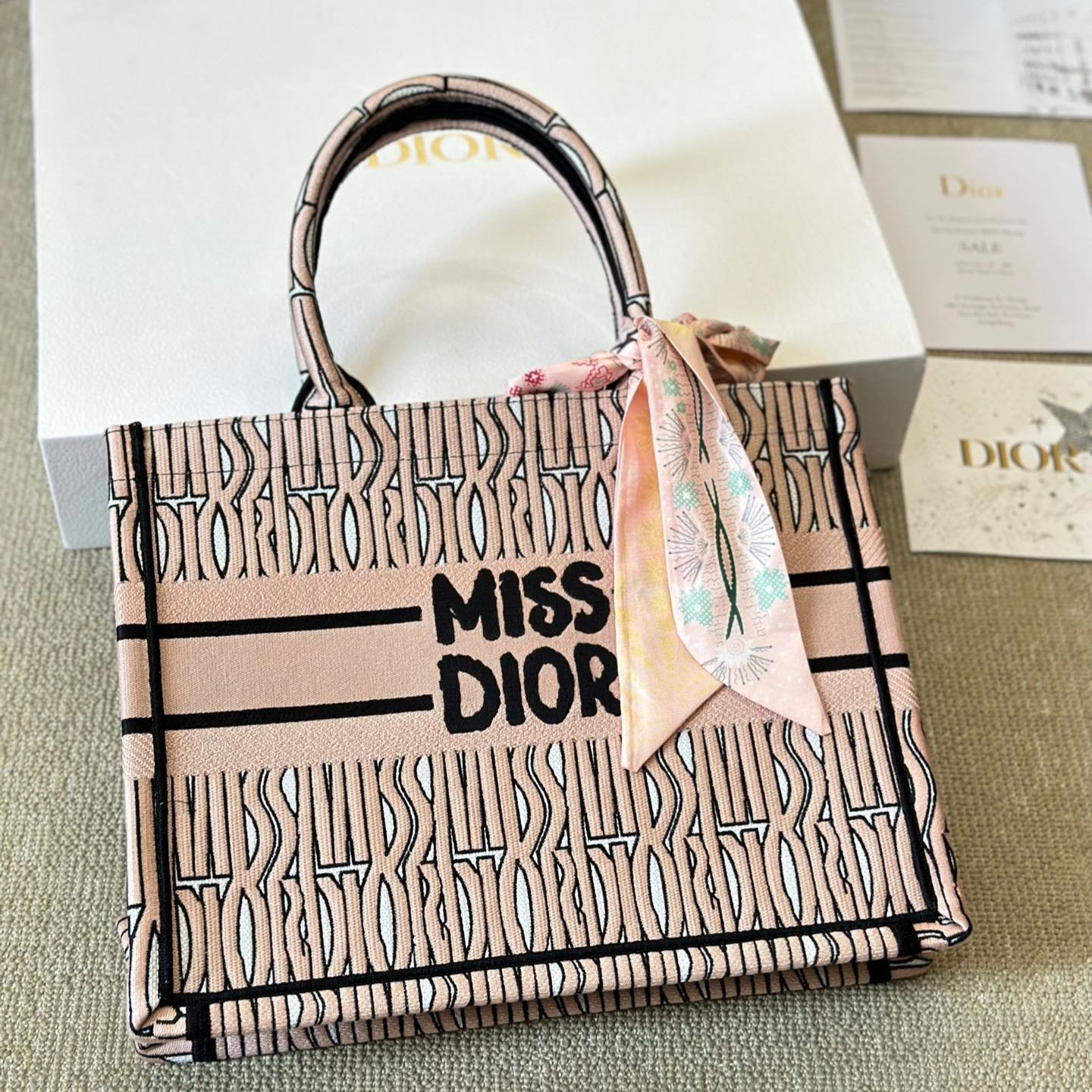 Sac cabas rose brodé
