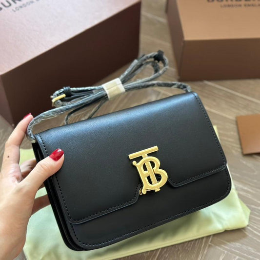Bolso Tofu con Hebilla Negra de Metal