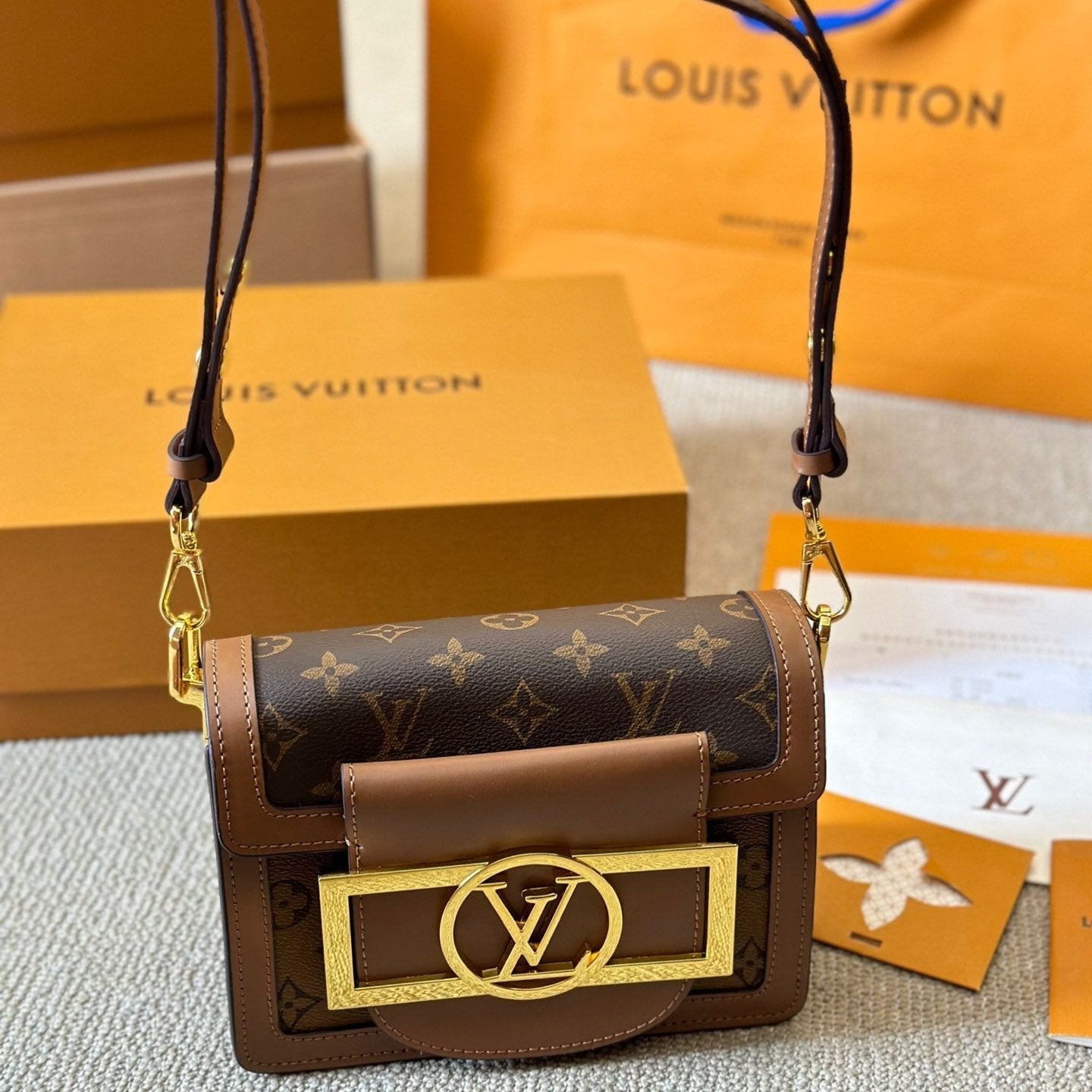 Bolso cruzado de cuero con logo metálico