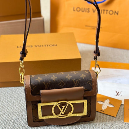 Bolso cruzado de cuero con logo metálico