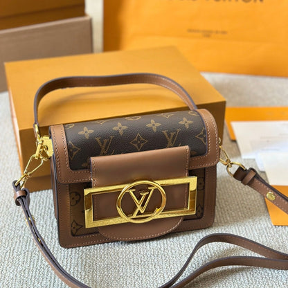 Bolso cruzado de cuero con logo metálico
