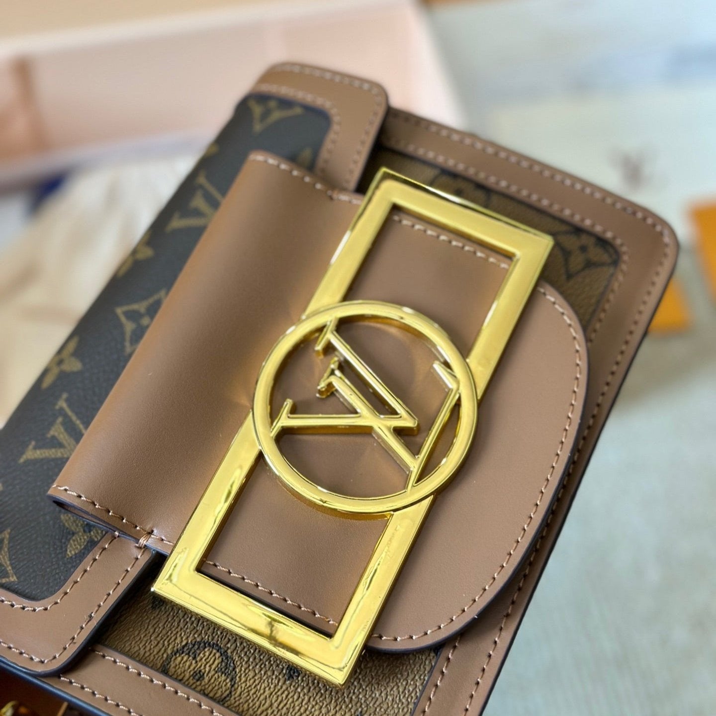 Bolso cruzado de cuero con logo metálico