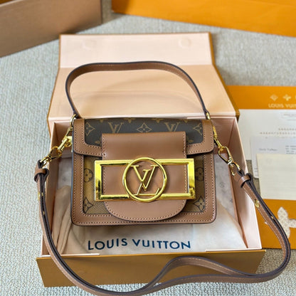 Bolso cruzado de cuero con logo metálico
