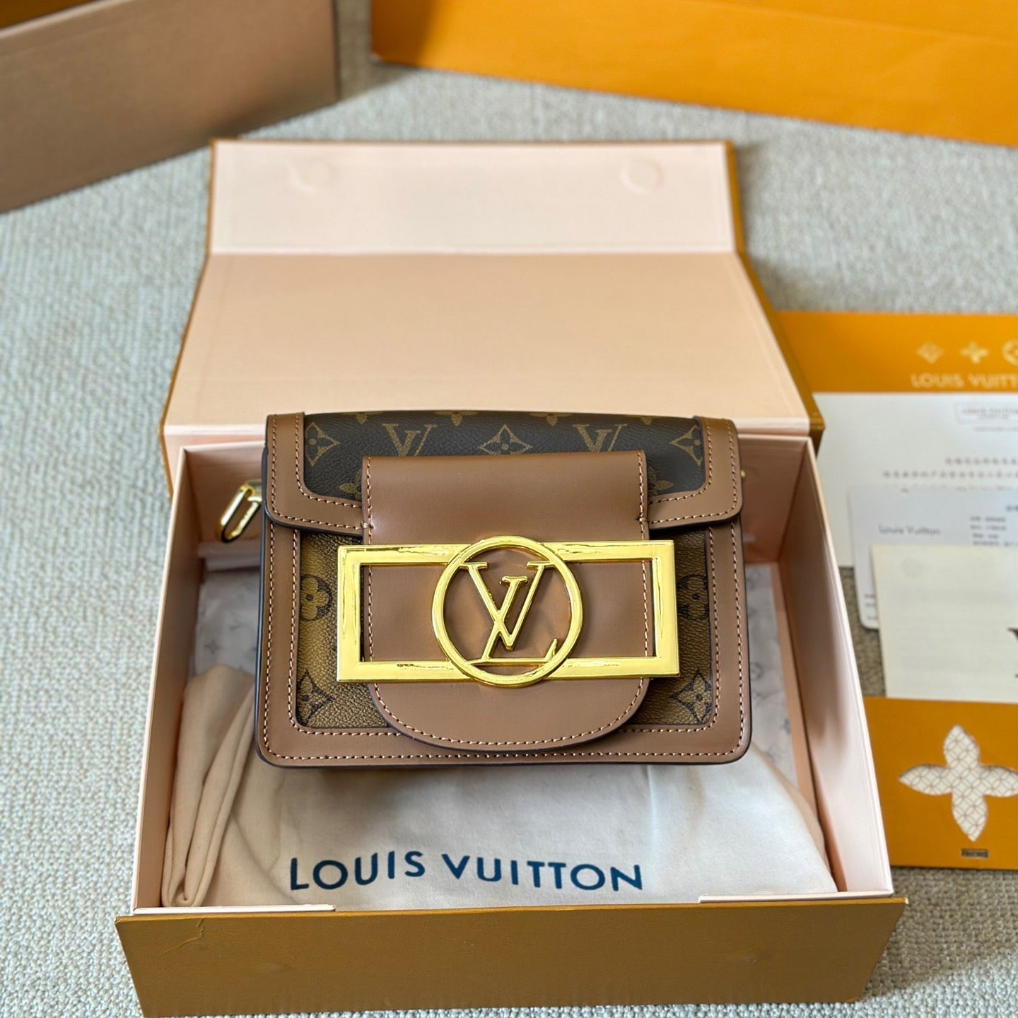 Bolso cruzado de cuero con logo metálico
