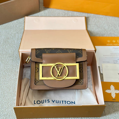 Bolso cruzado de cuero con logo metálico