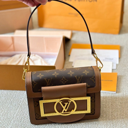 Sac bandoulière en cuir avec logo métallique