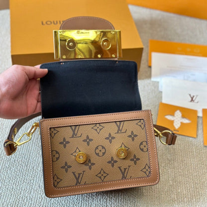 Bolso cruzado de cuero con logo metálico