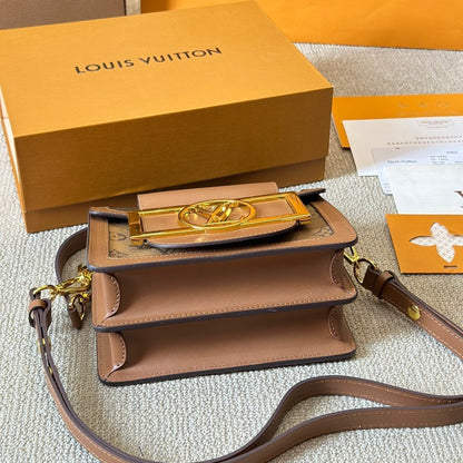 Bolso cruzado de cuero con logo metálico