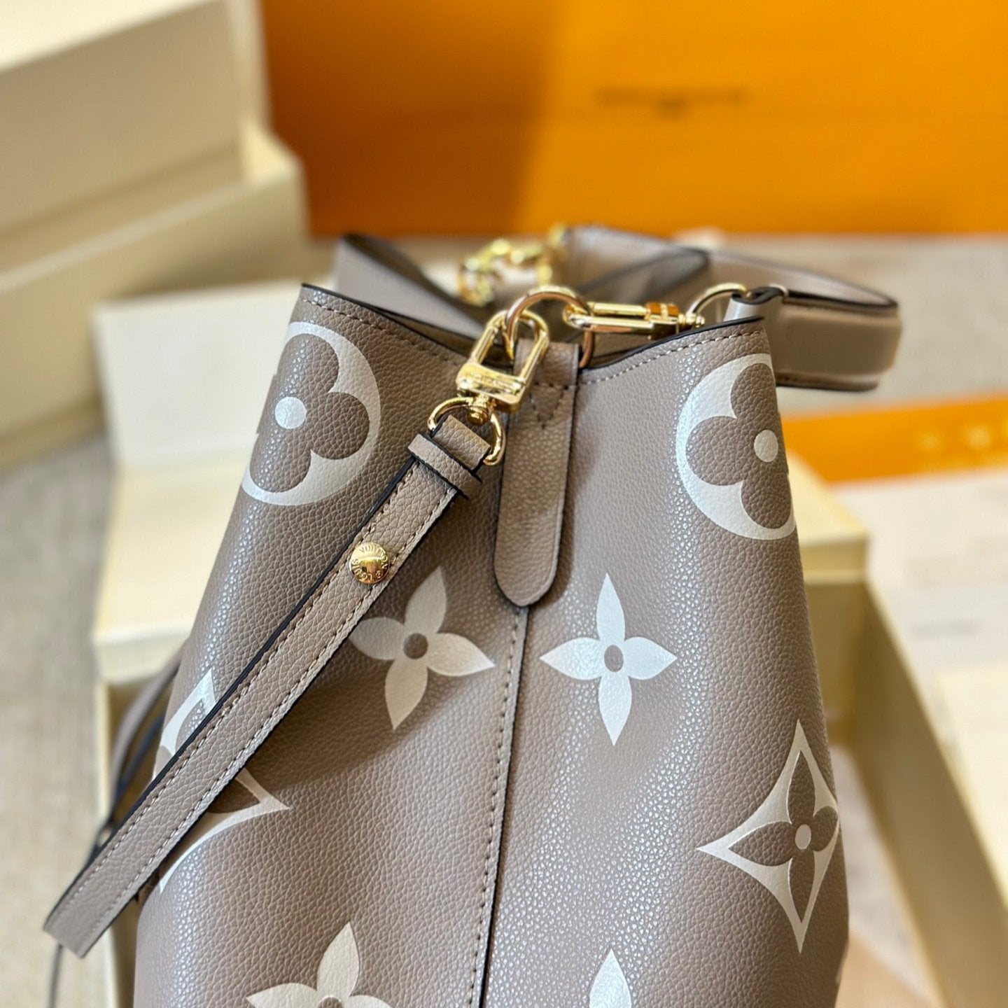 Sac seau en cuir gaufré gris