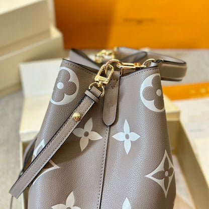 Sac seau en cuir gaufré gris