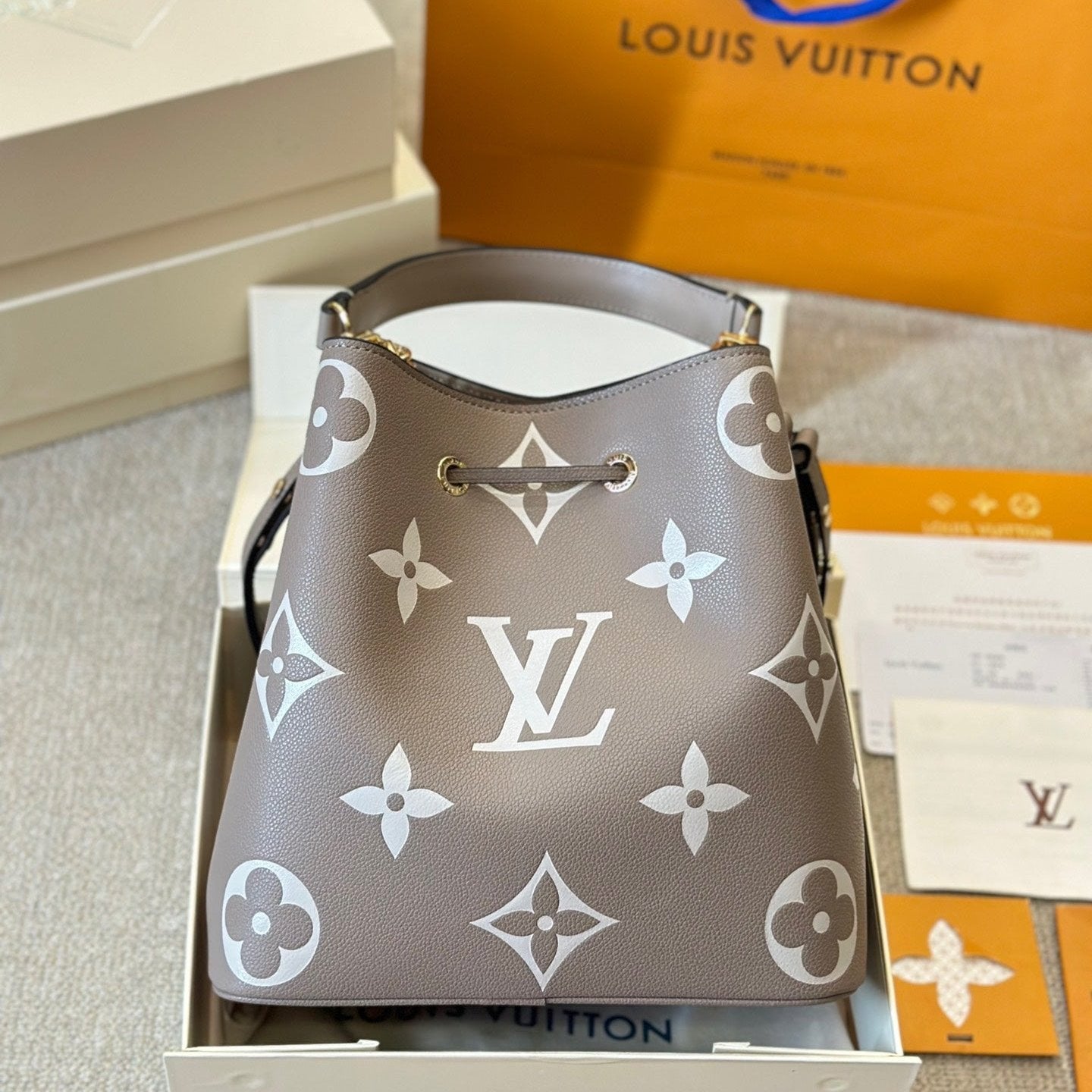 Sac seau en cuir gaufré gris