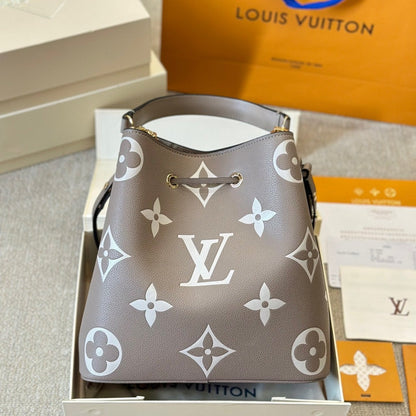 Sac seau en cuir gaufré gris