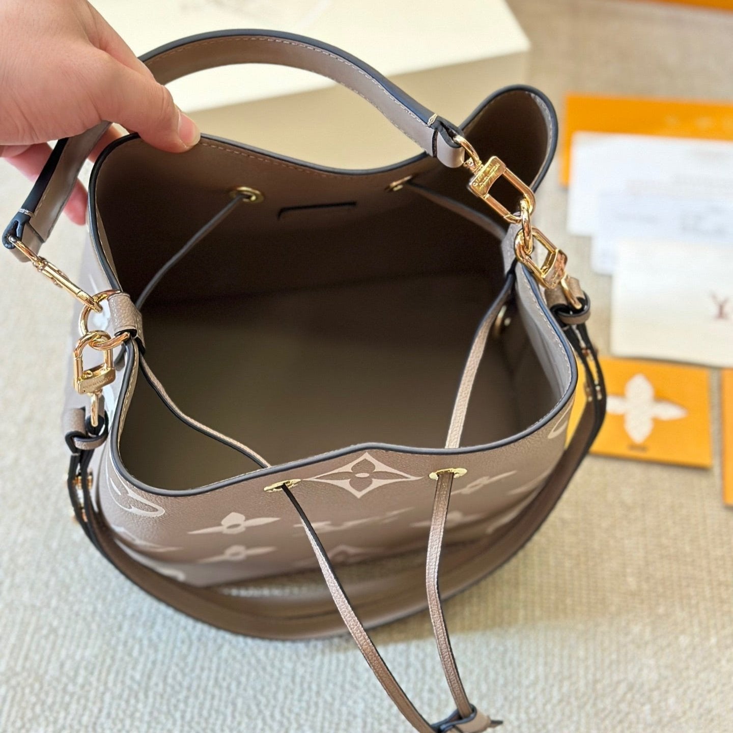 Sac seau en cuir gaufré gris
