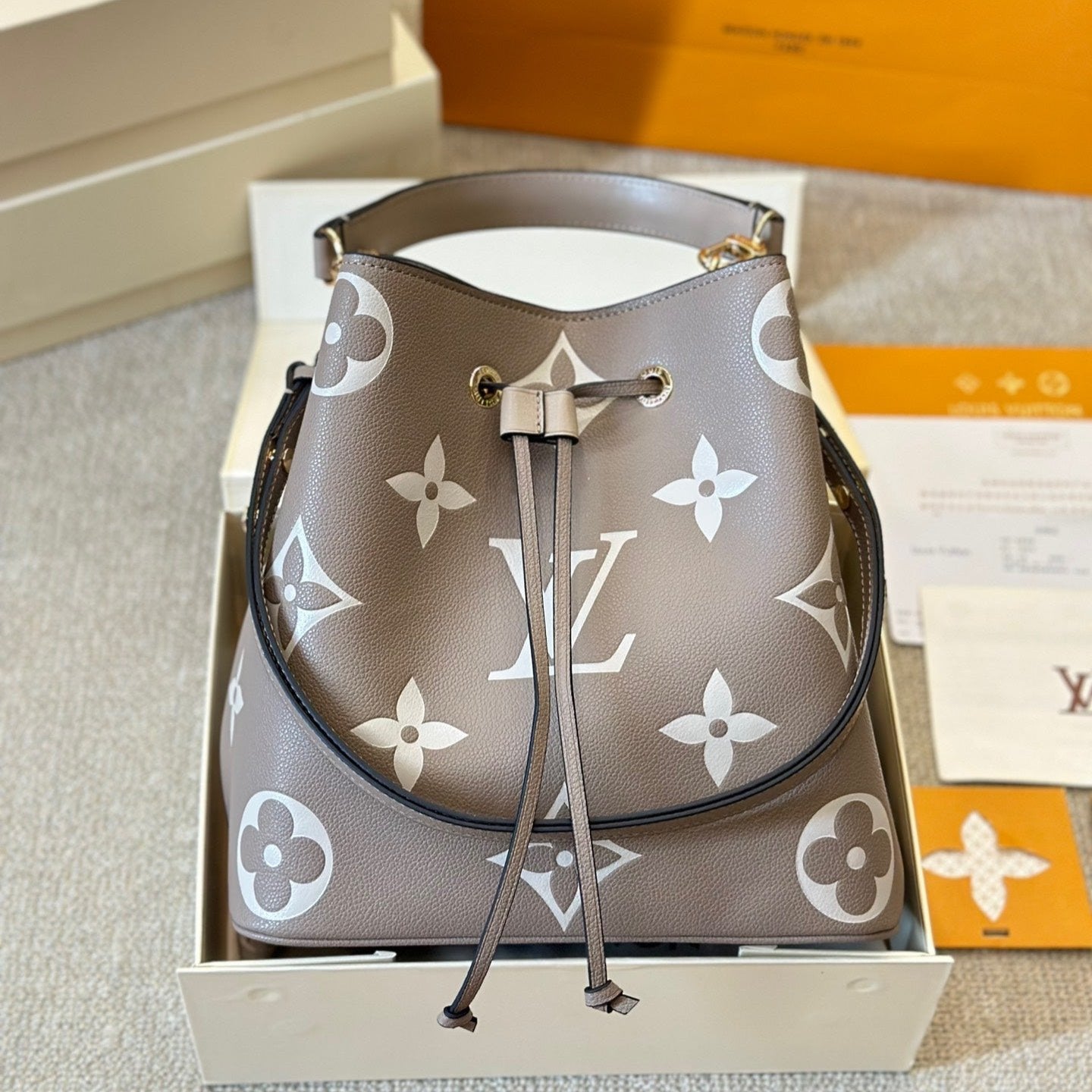 Sac seau en cuir gaufré gris