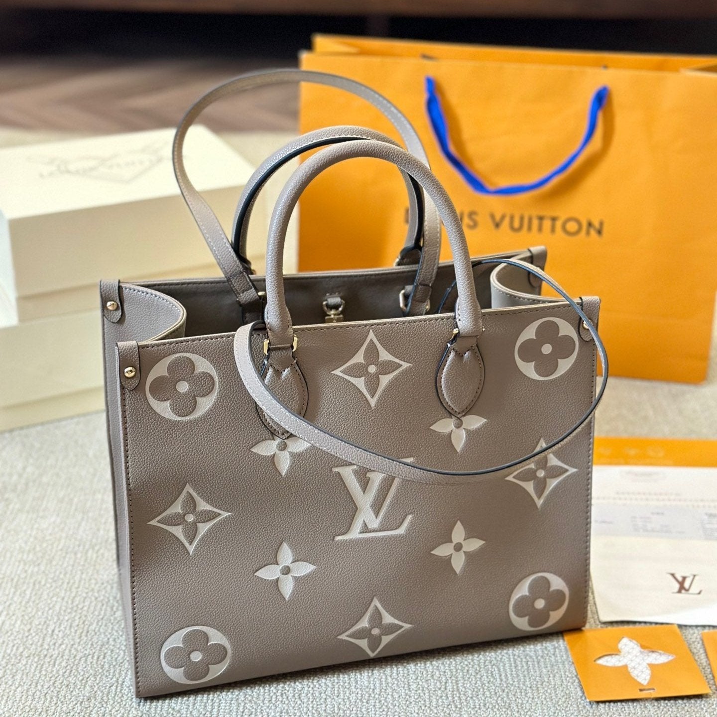 Bolso tote Onthego de cuero gris repujado