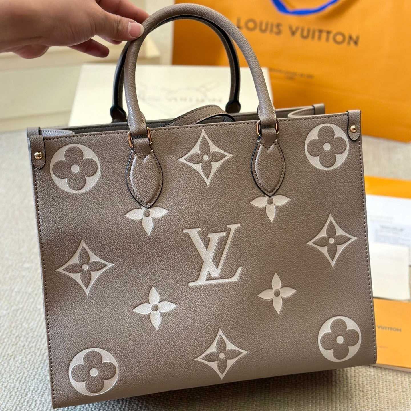 Bolso tote OnTheGo de 35 cm gris