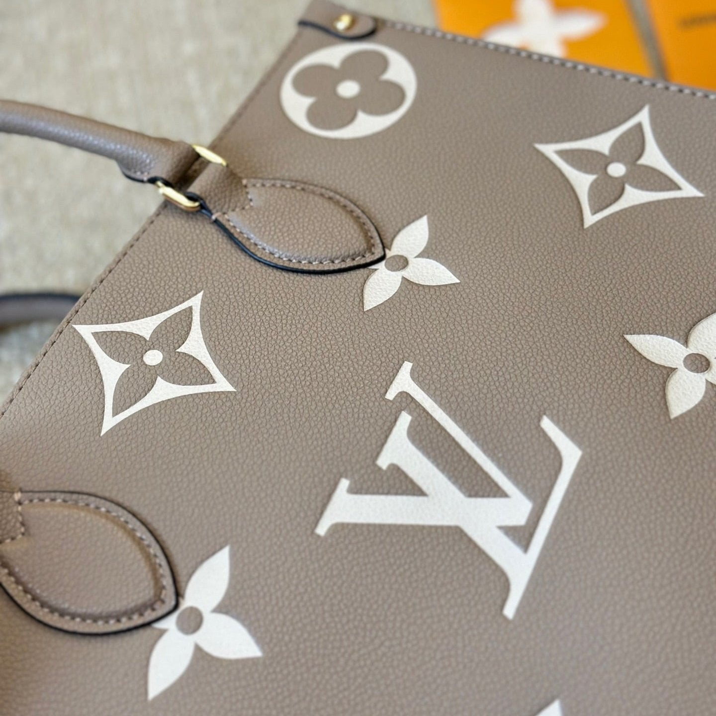 Bolso tote OnTheGo de 35 cm gris