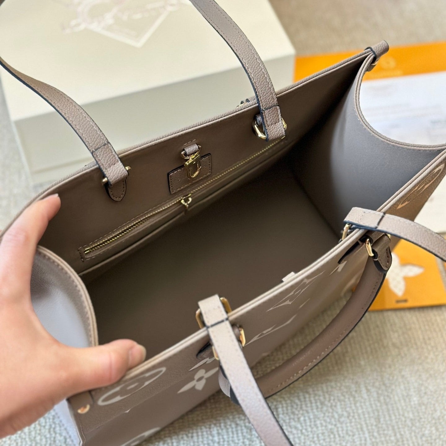Bolso tote OnTheGo de 35 cm gris