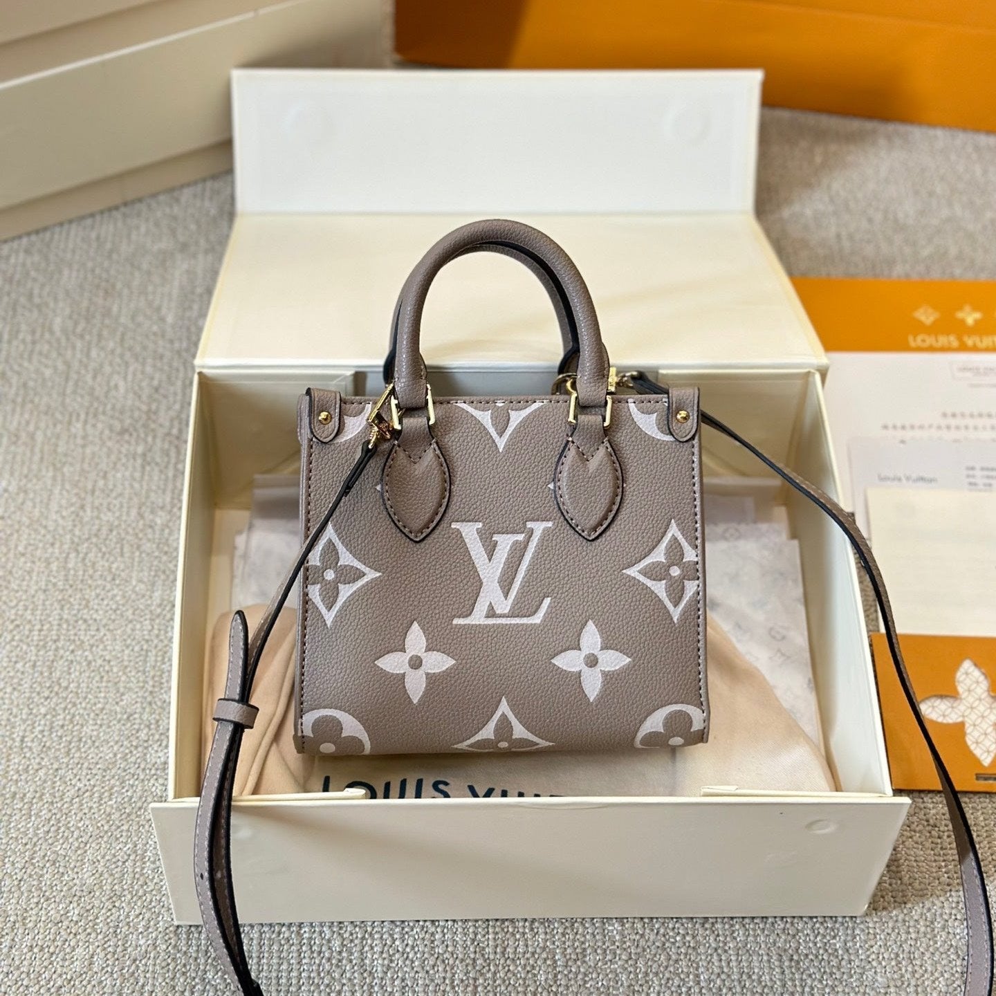Bolso tote Onthego de cuero gris repujado