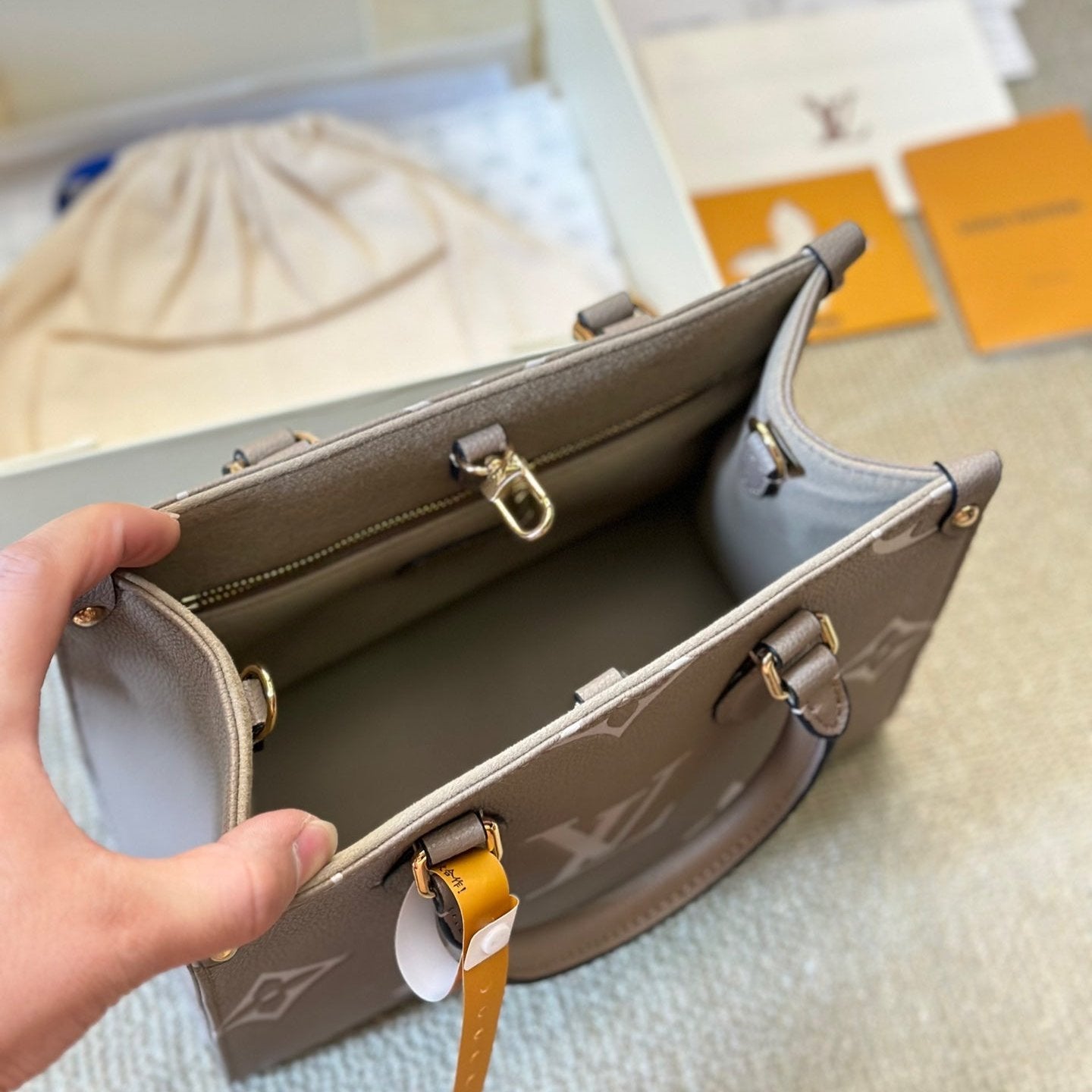 Bolso tote Onthego de cuero gris repujado