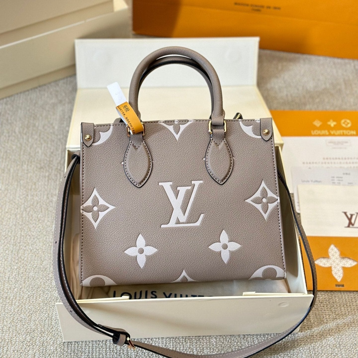 Bolso tote Onthego de cuero gris repujado