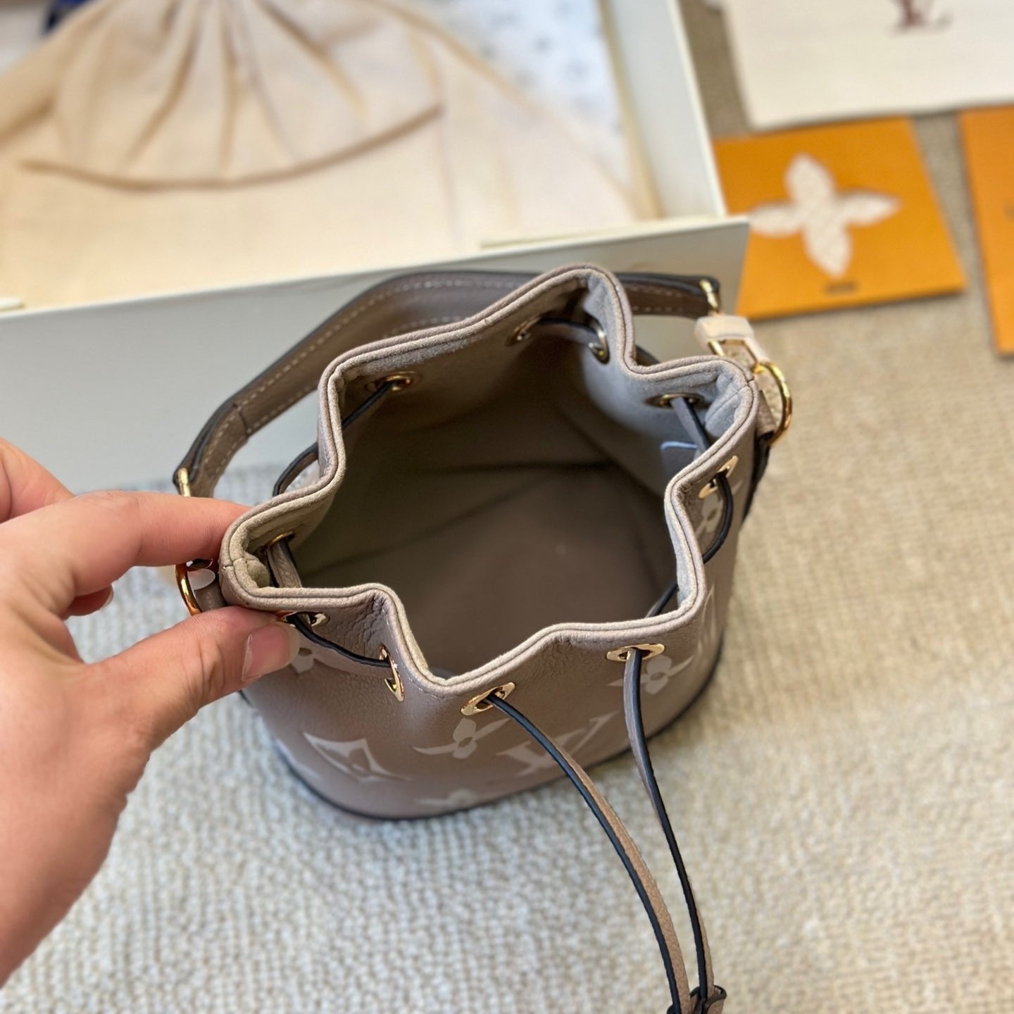 Mini bolso bombonera de piel repujada