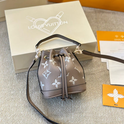 Mini bolso bombonera de piel repujada
