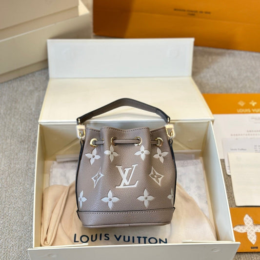 Mini sac seau en cuir embossé