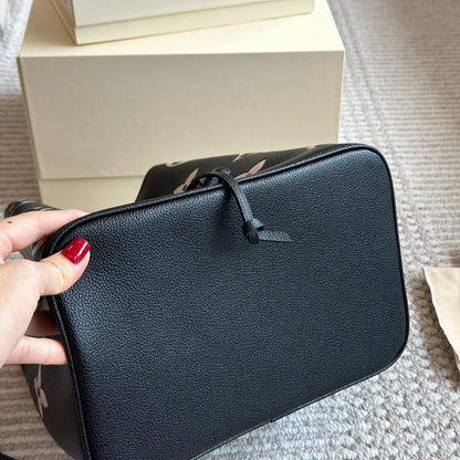 Bolso Bombonera de Cuero Grabado