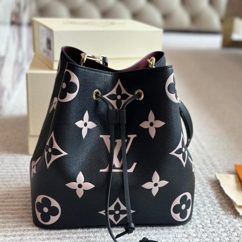 Bolso Bombonera de Cuero Grabado