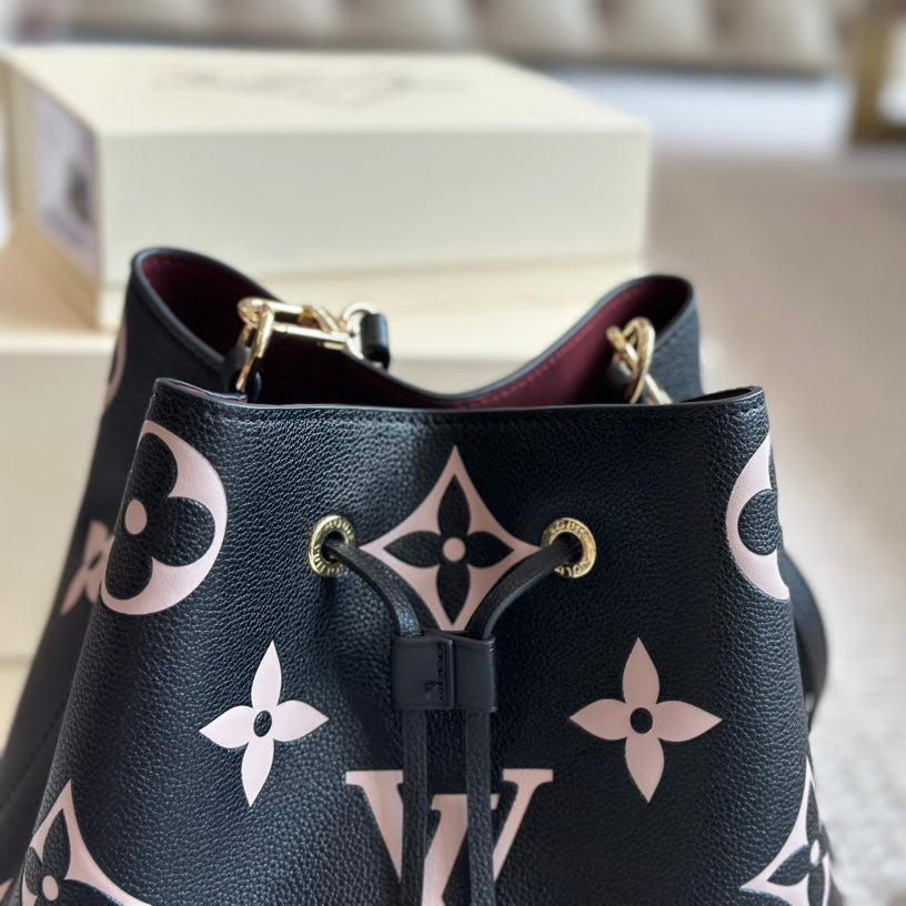 Bolso Bombonera de Cuero Grabado
