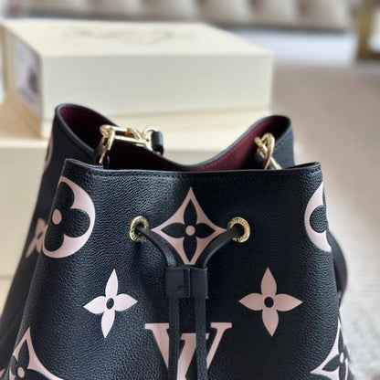 Bolso Bombonera de Cuero Grabado